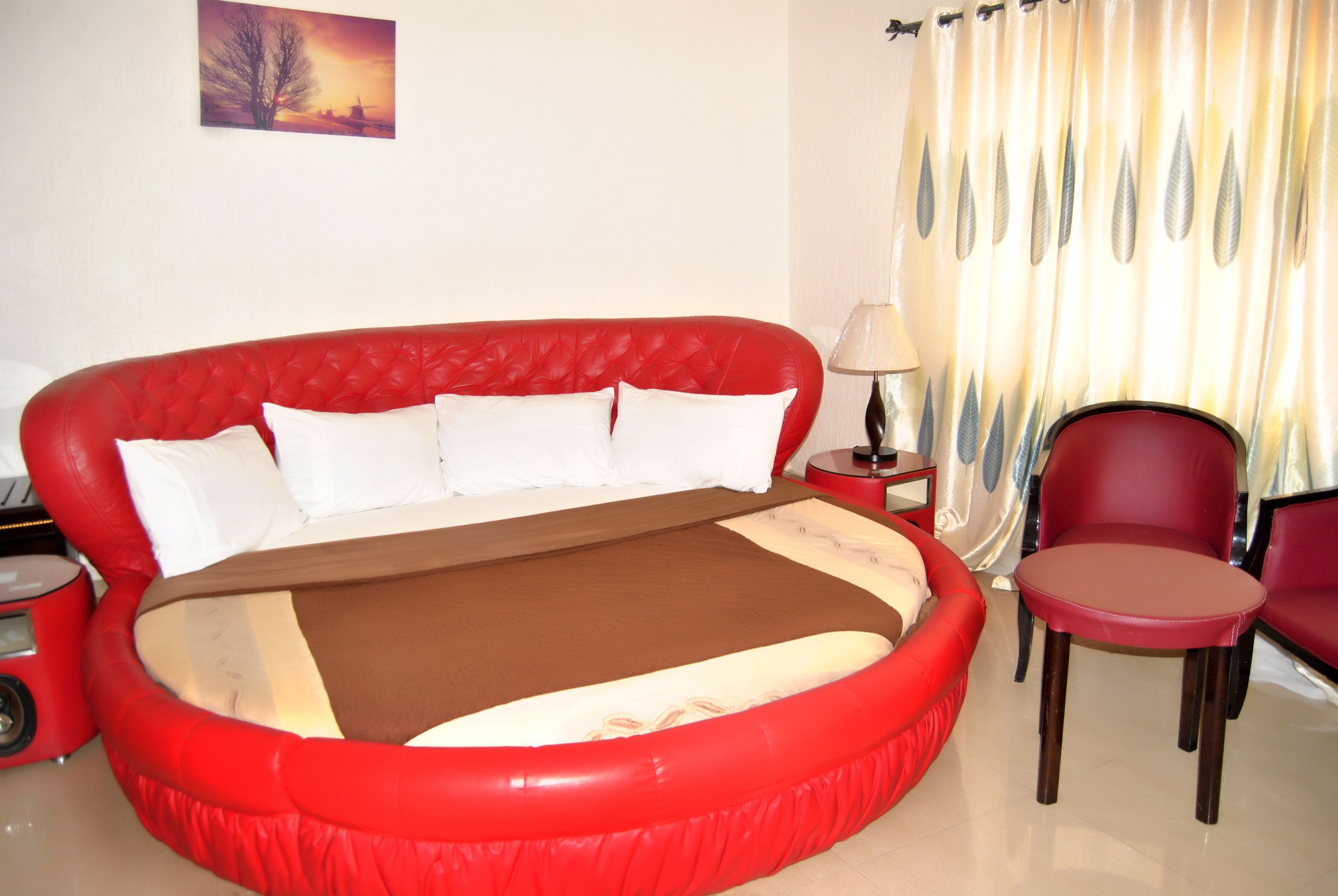 ميني بار وخزنة داخل الغرفة ومكتب وستائر تعتيم