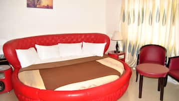 Standaard kamer | Een minibar, een kluis op de kamer, een bureau, verduisterende gordijnen