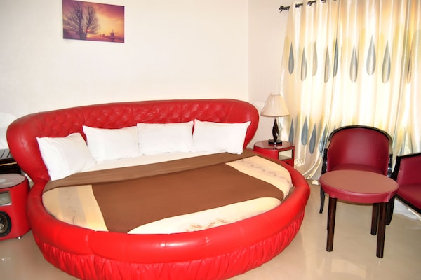 Standard Room | Minibar, in-room safe, desk, blackout curtains