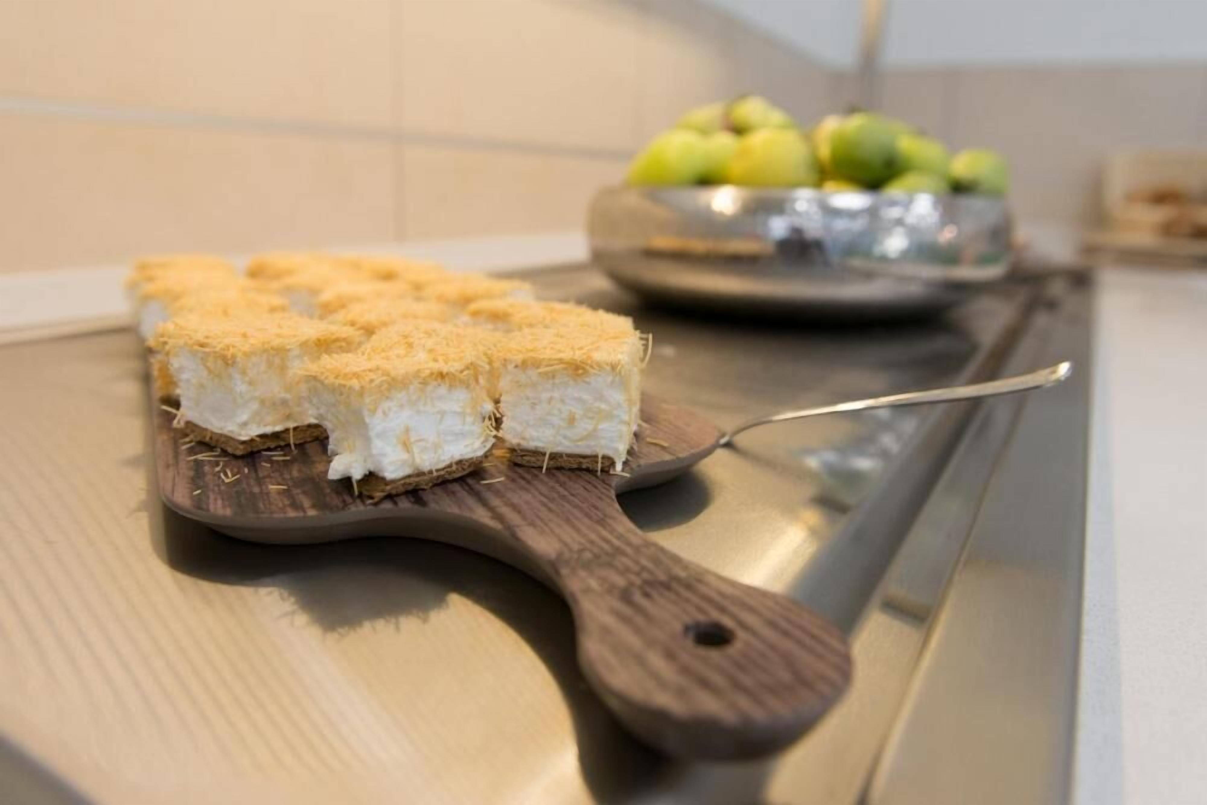 Una tabla de madera con un trozo de pastel encima.