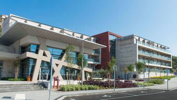 Vista frontal de la propiedad