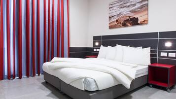 Habitación estándar | Minibar, caja de seguridad en la habitación y escritorio