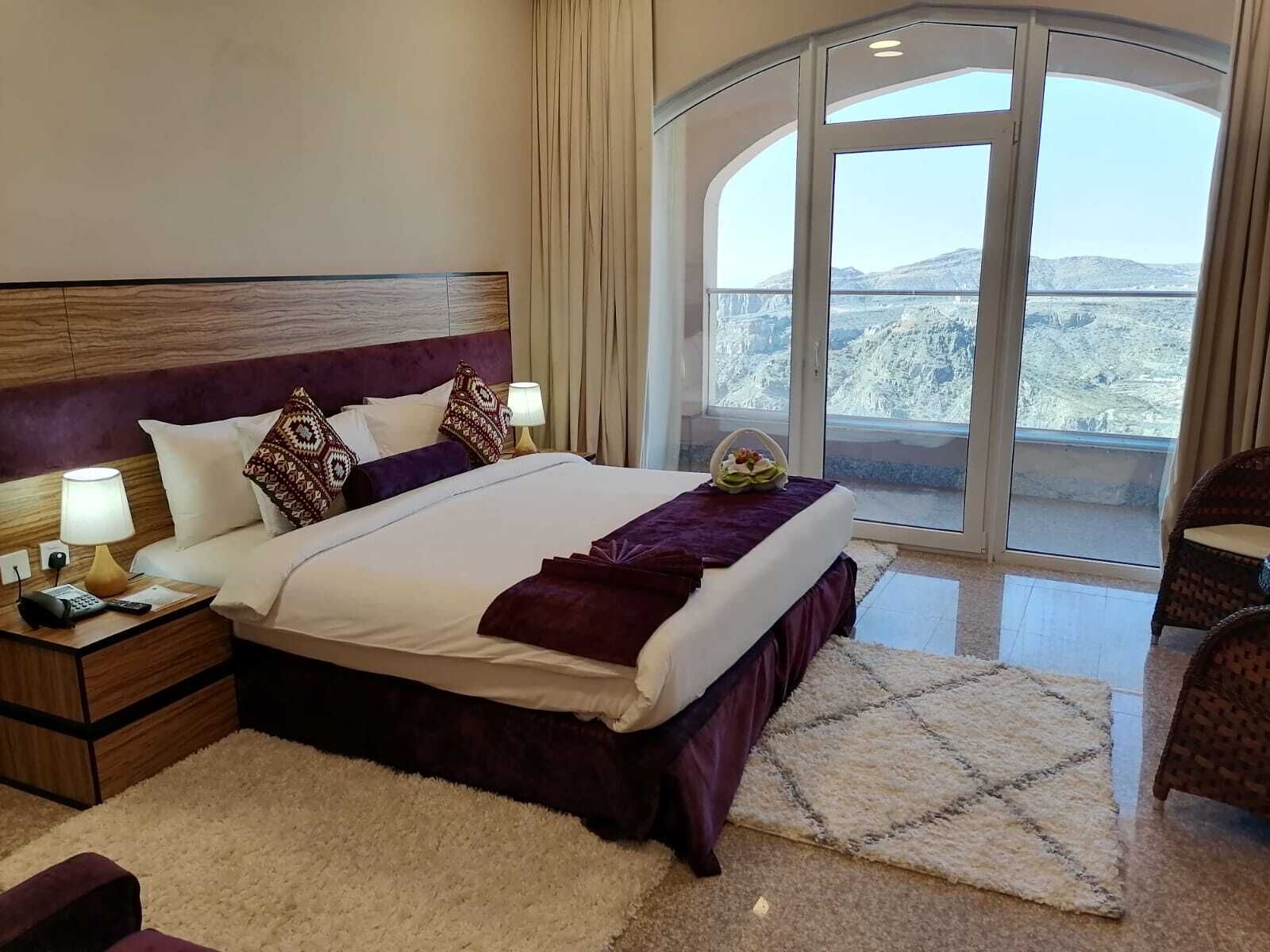 Suite, Mountain View | Minibar, in-room safe, desk, blackout drapes