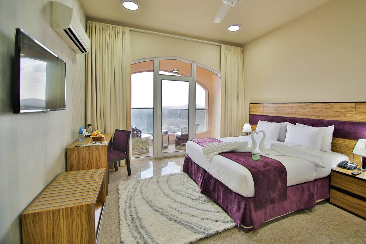 Suite, Mountain View | Minibar, in-room safe, desk, blackout drapes