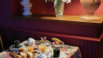 Dagelijks ontbijt met selfservice (EUR 10.80 per persoon)