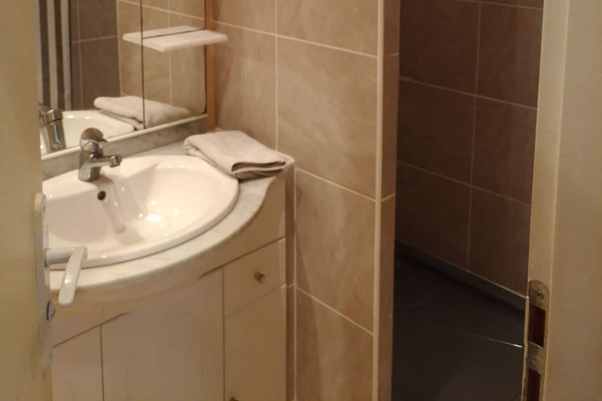 Dusche, kostenlose Toilettenartikel, Haartrockner, Handtücher