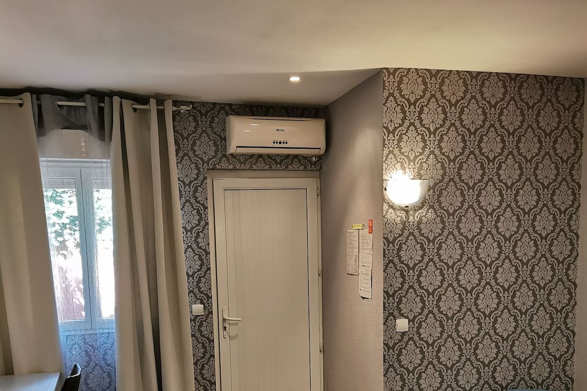 Dreibettzimmer | Individuell dekoriert, individuell eingerichtet, Schreibtisch