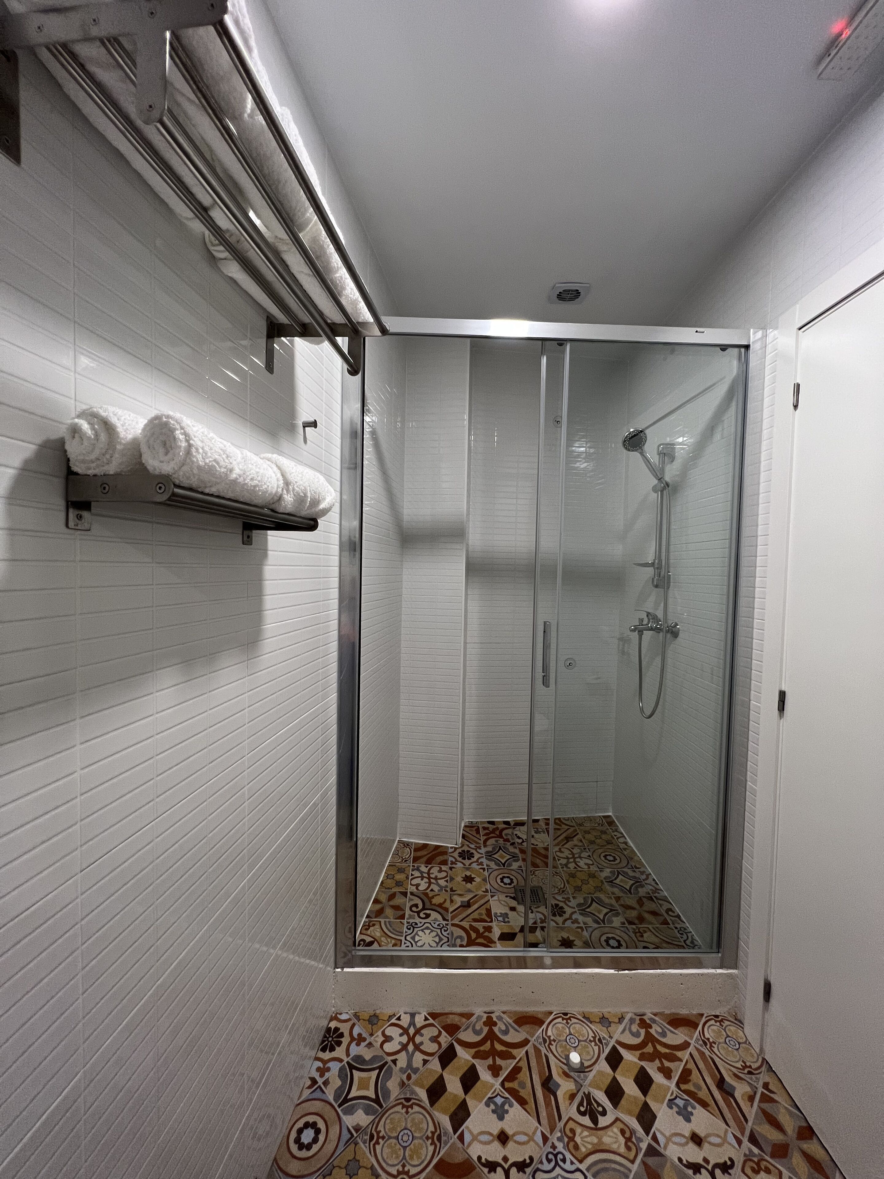 Firemannsrom – deluxe, terrasse | Bad | Dusj, toalettartikler (inkludert), hårføner og håndklær
