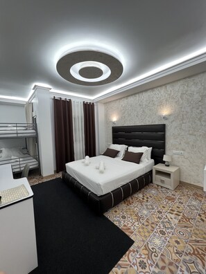 Deluxe Quadruple Room | Minibar, in-room safe, desk, laptop workspace - Hotel Galeón Boutique (Calpe)