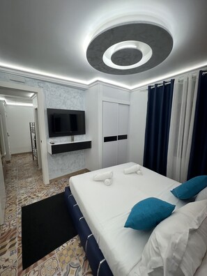 Family Quadruple Room | Minibar, in-room safe, desk, laptop workspace - Hotel Galeón Boutique (Calpe)