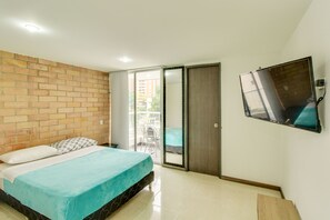 Appartamento, 2 bagni | 1 camera, con stile personalizzato, una scrivania, ferro/asse da stiro