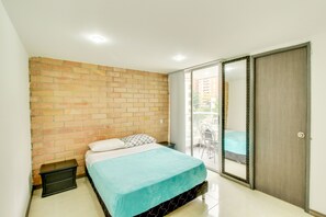 Apartment, 2 Bathrooms | 1 bedroom, individually decorated, desk, iron/ironing board - Apartamento c/ WiFi, balcón y buena ubicación 602 (Medellín)