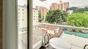 Apartment, 2 Bathrooms | Balcony - Apartamento c/ WiFi, balcón y buena ubicación 602 (Medellín)