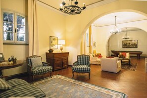 Room | Living area | Flat-screen TV - Agriturismo Il Principino (Vinci)