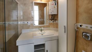 Apartment | Bathroom | Shower, rainfall showerhead, towels