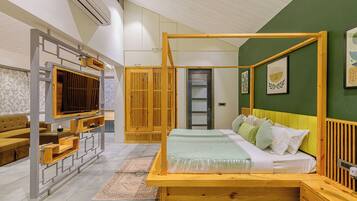 In-room safe, soundproofing, iron/ironing board, free WiFi
