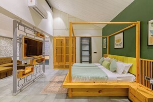 In-room safe, soundproofing, iron/ironing board, free WiFi
