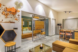 Un interno moderno con un letto, un'area pranzo e una mappa appesa al muro.