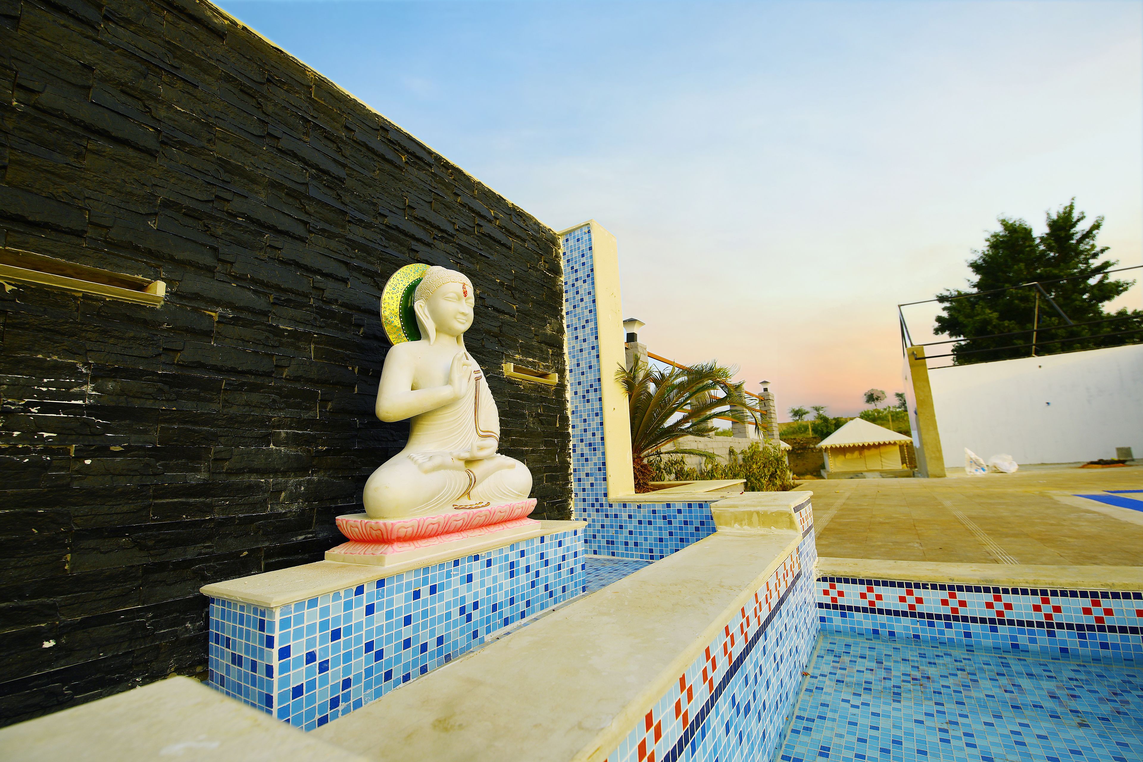 outdoor pool, open 8:00 am to 8:00 pm, pool loungers