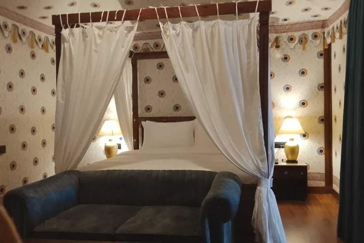 Coffres-forts dans les chambres, fer et planche à repasser