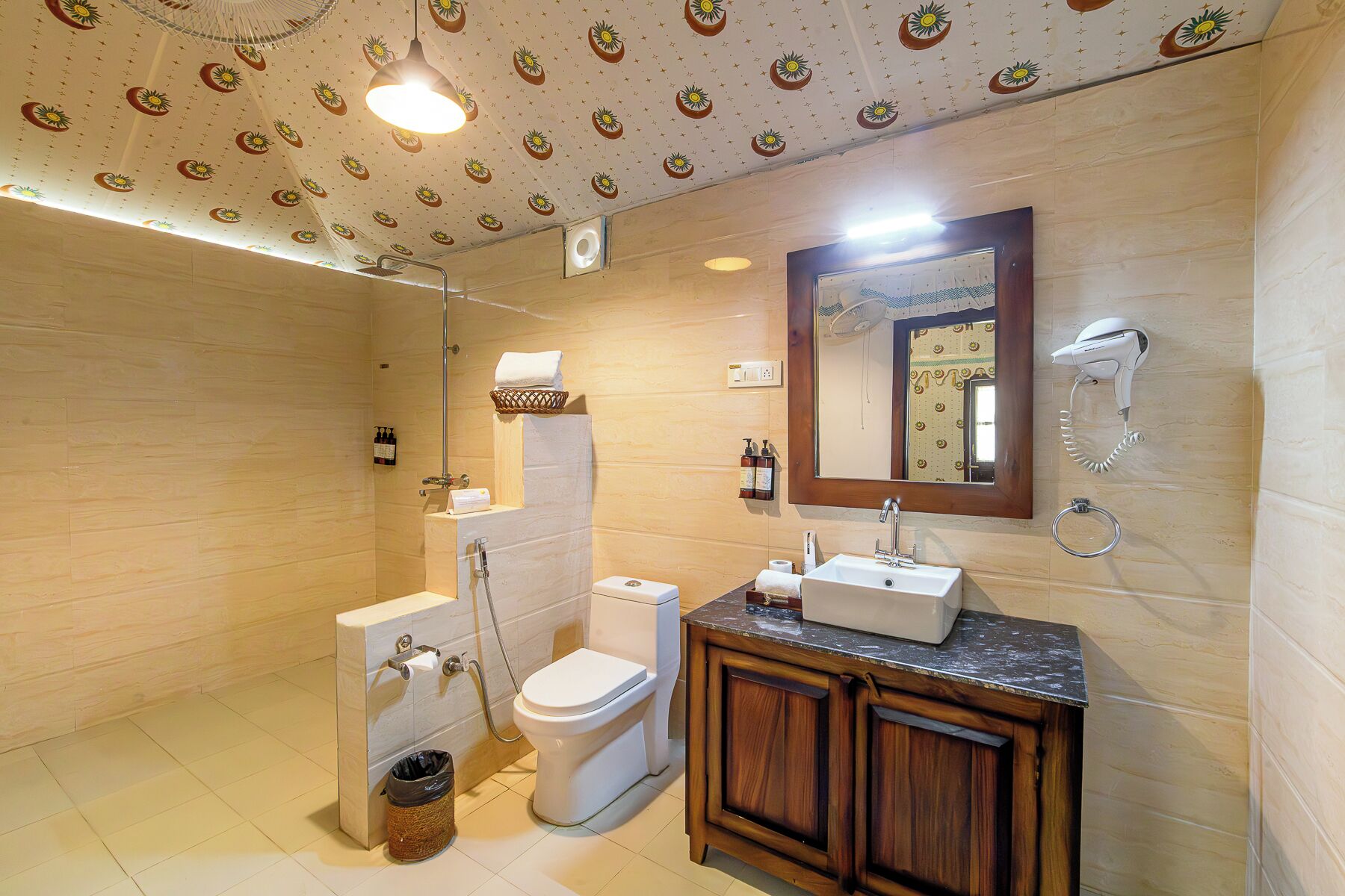 Une salle de bain équipée d’une douche, de toilettes, d’un lavabo et d’un miroir.