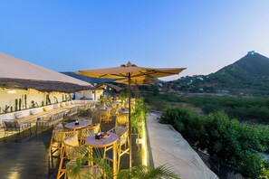 Family dining - Rawai Luxury Tents (Pushkar)