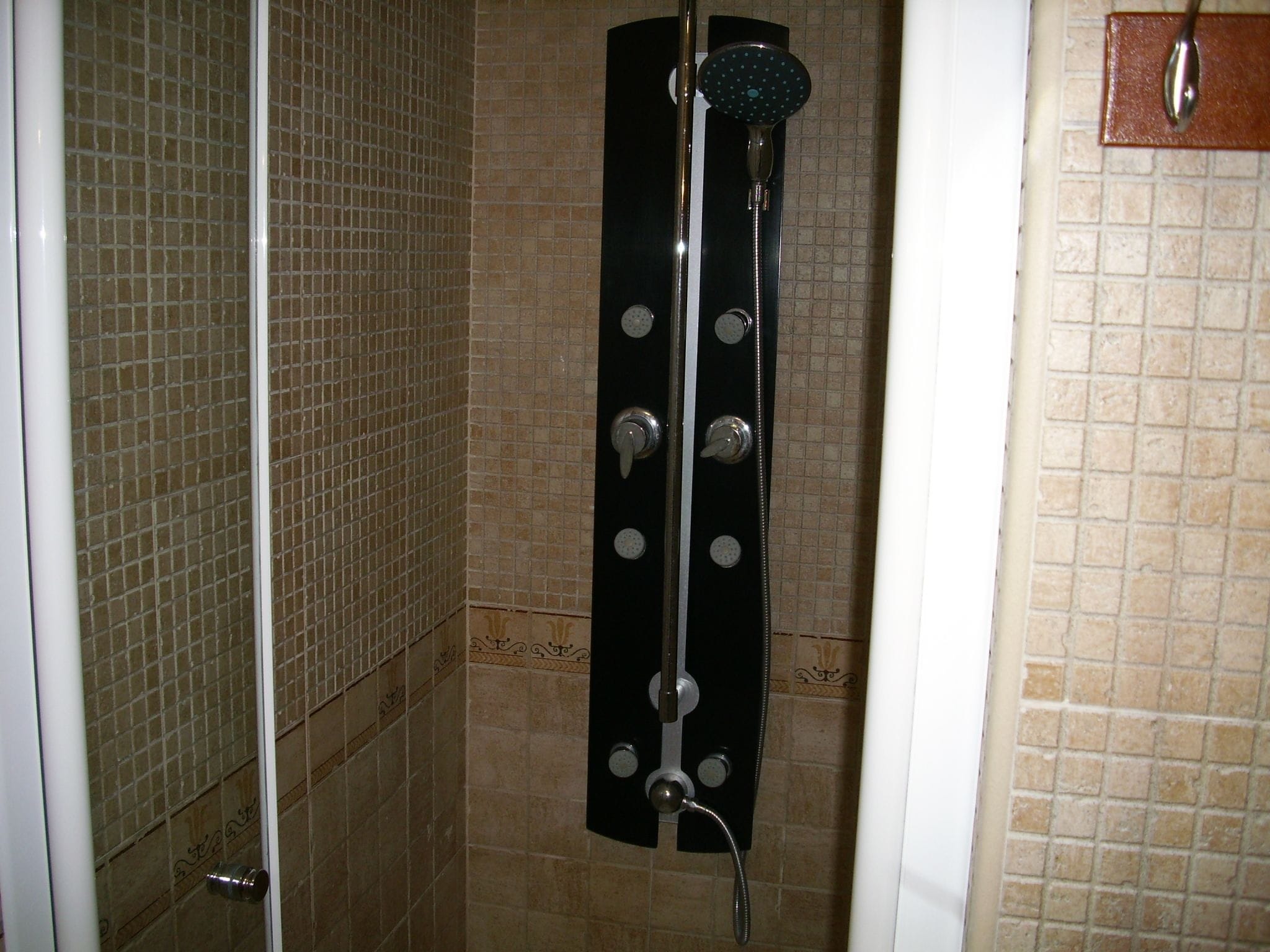 Standaard Twin kamer | Badkamer | Een douche, een hydromassagedouche, gratis toiletartikelen, handdoeken