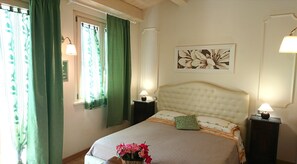 Minibar, in-room safe, individually decorated, desk - Il Piccolo Giglio (Porto Sant'Elpidio)