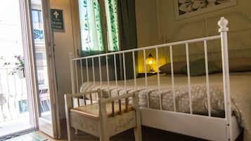 Deluxe-Doppelzimmer, Balkon, Stadtblick | Minibar, Zimmersafe, individuell dekoriert, Schreibtisch