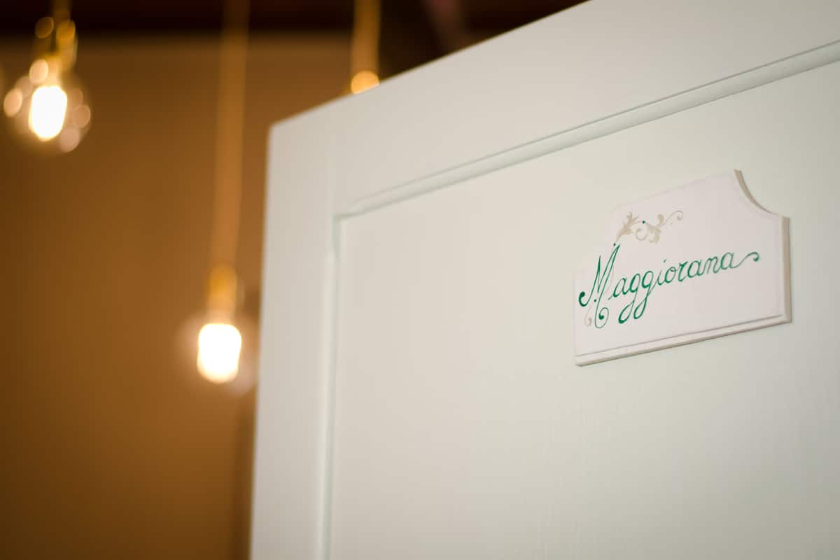 A white wall with a sign that reads "Maggioirana."