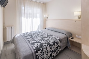 Double Room, Private Bathroom | Desk, laptop workspace, blackout drapes, free WiFi - Hostal Solimar (Badalona)