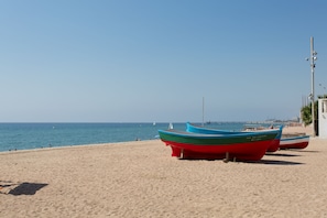 Beach umbrellas, beach towels - Hostal Solimar (Badalona)