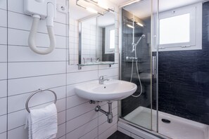 Chambre supérieure double, salle de bain privée | Salle de bain | Articles de toilette (gratuits), serviettes fournies
