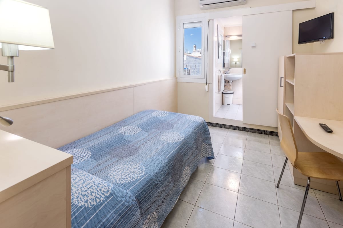 Single Room, Private Bathroom | Desk, laptop workspace, blackout drapes, WiFi (free)