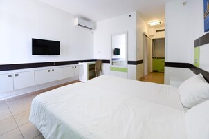 Minibar, escritorio, cunas gratuitas y wifi gratis 