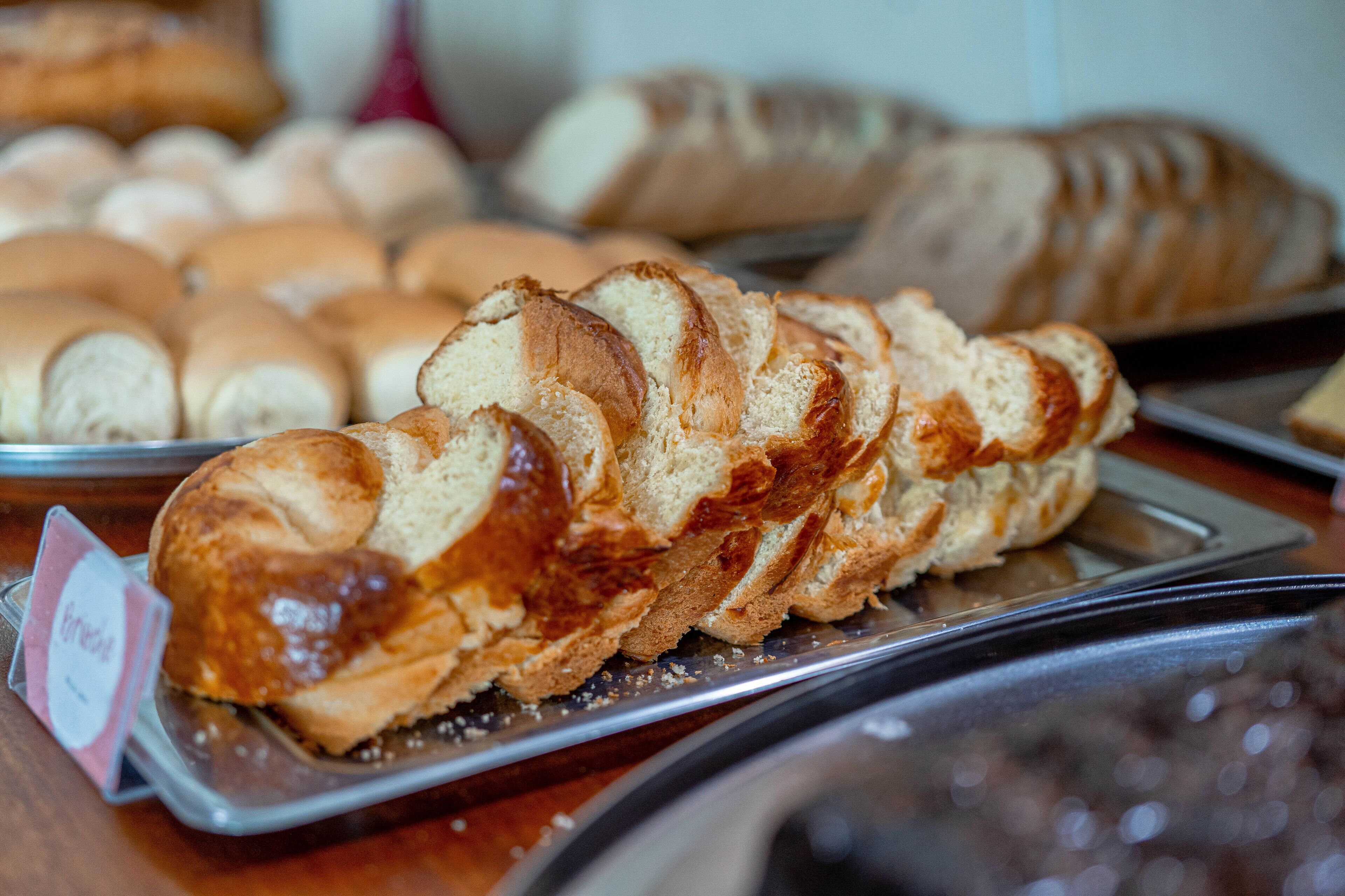 A tray of sliced bread with a label.