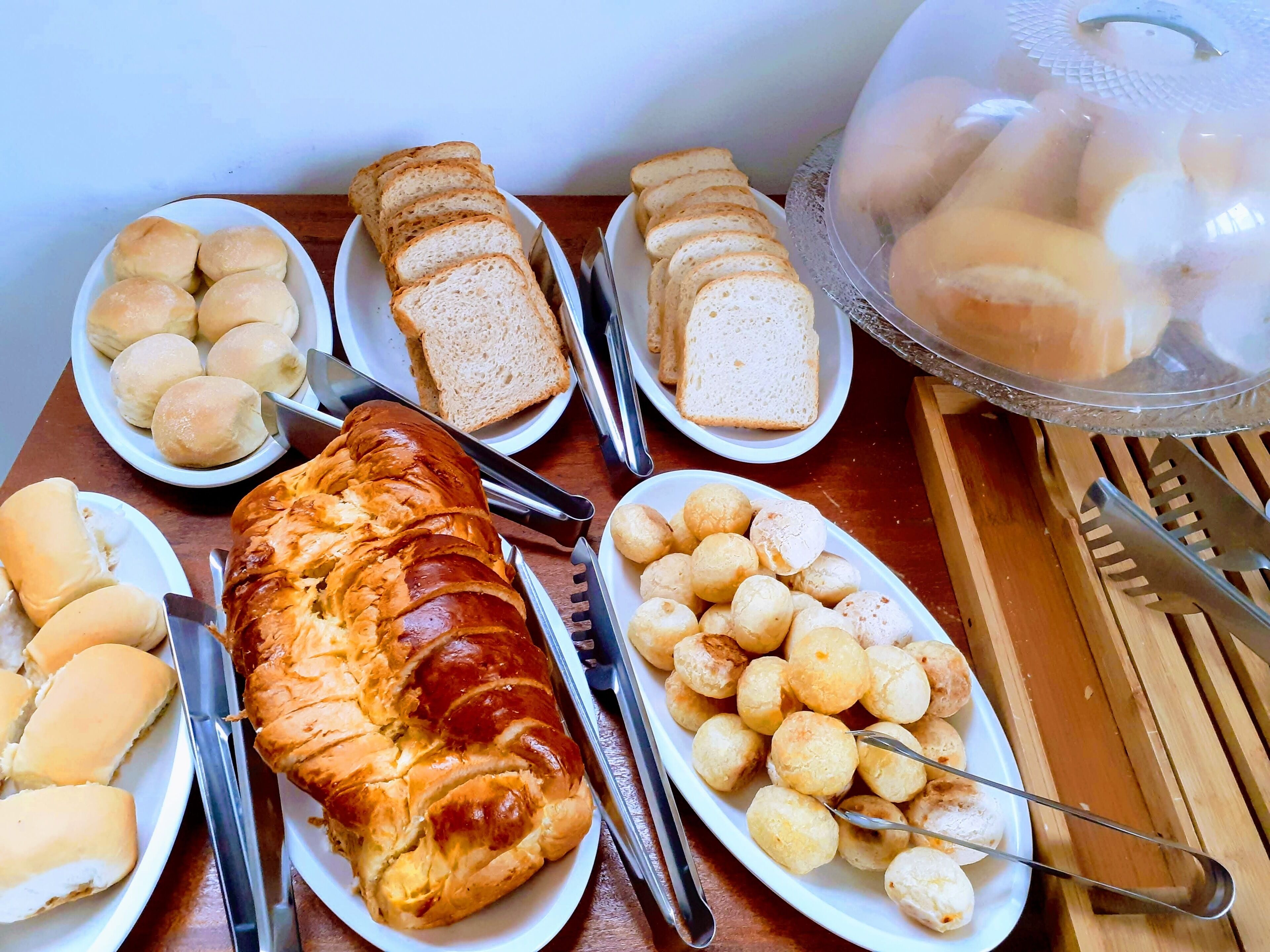 Une variété de pains et de viennoiseries disposés sur une table en bois.