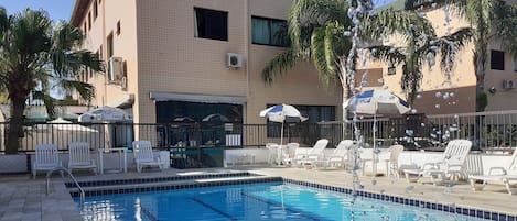 Utendørsbasseng, bassengparasoller og solsenger