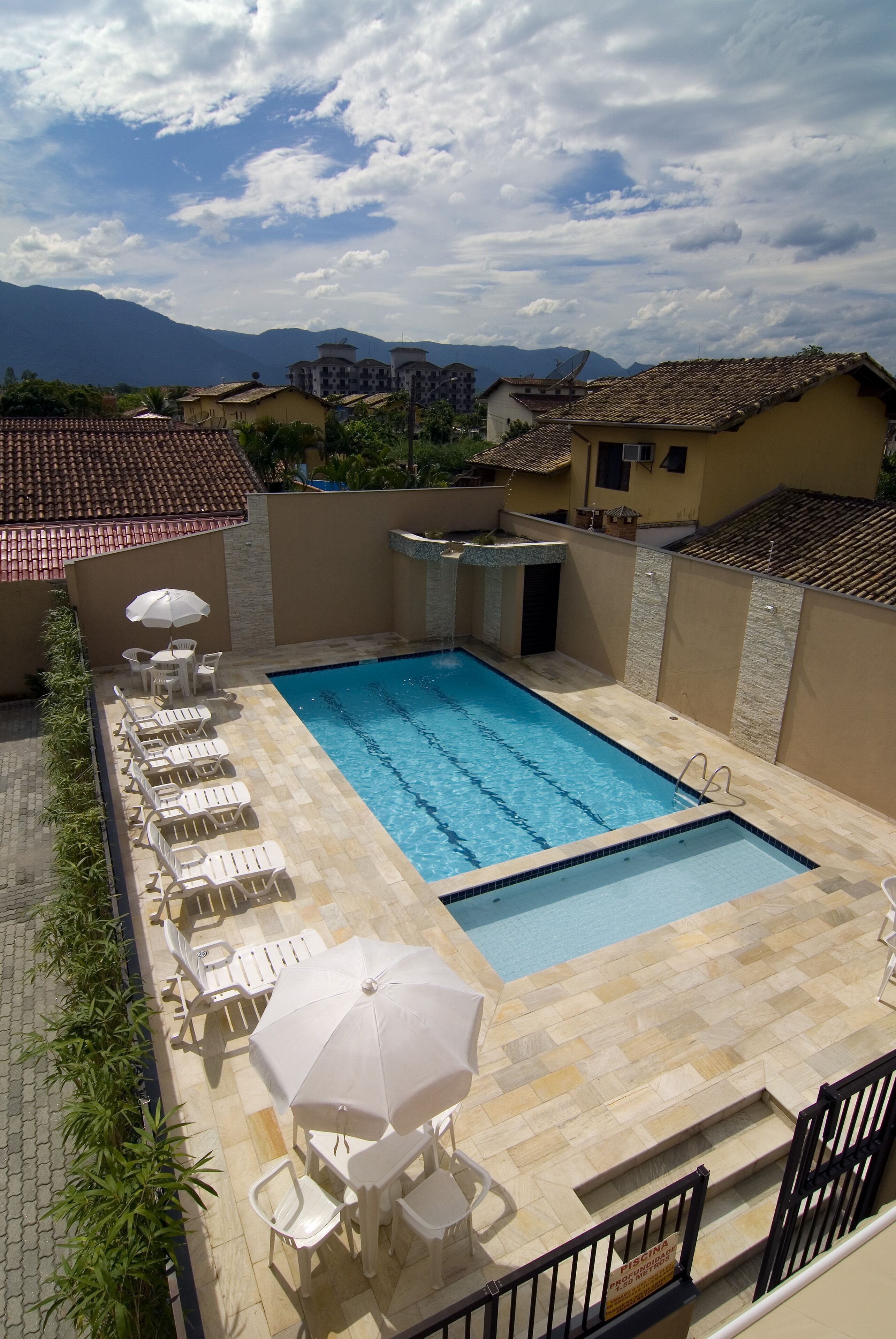Piscina externa, funciona das 9h às 20h30, guarda-sóis, espreguiçadeiras
