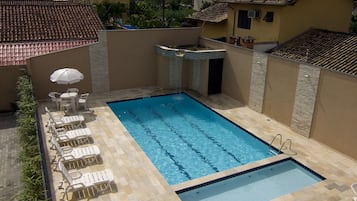 Piscina externa, funciona das 9h às 20h30, guarda-sóis, espreguiçadeiras