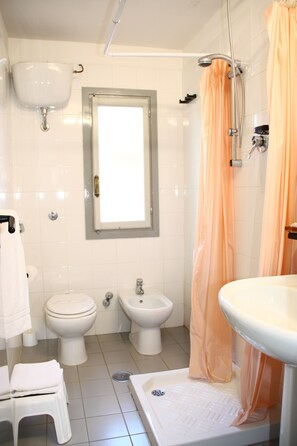 Dreibettzimmer, 2 Schlafzimmer | Badezimmer | Dusche, Bidet, Handtücher
