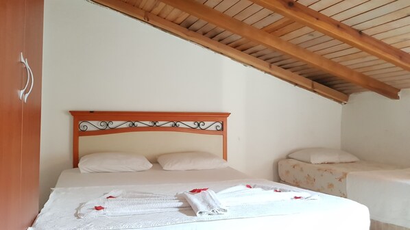 Triple Room | Free WiFi, bed sheets