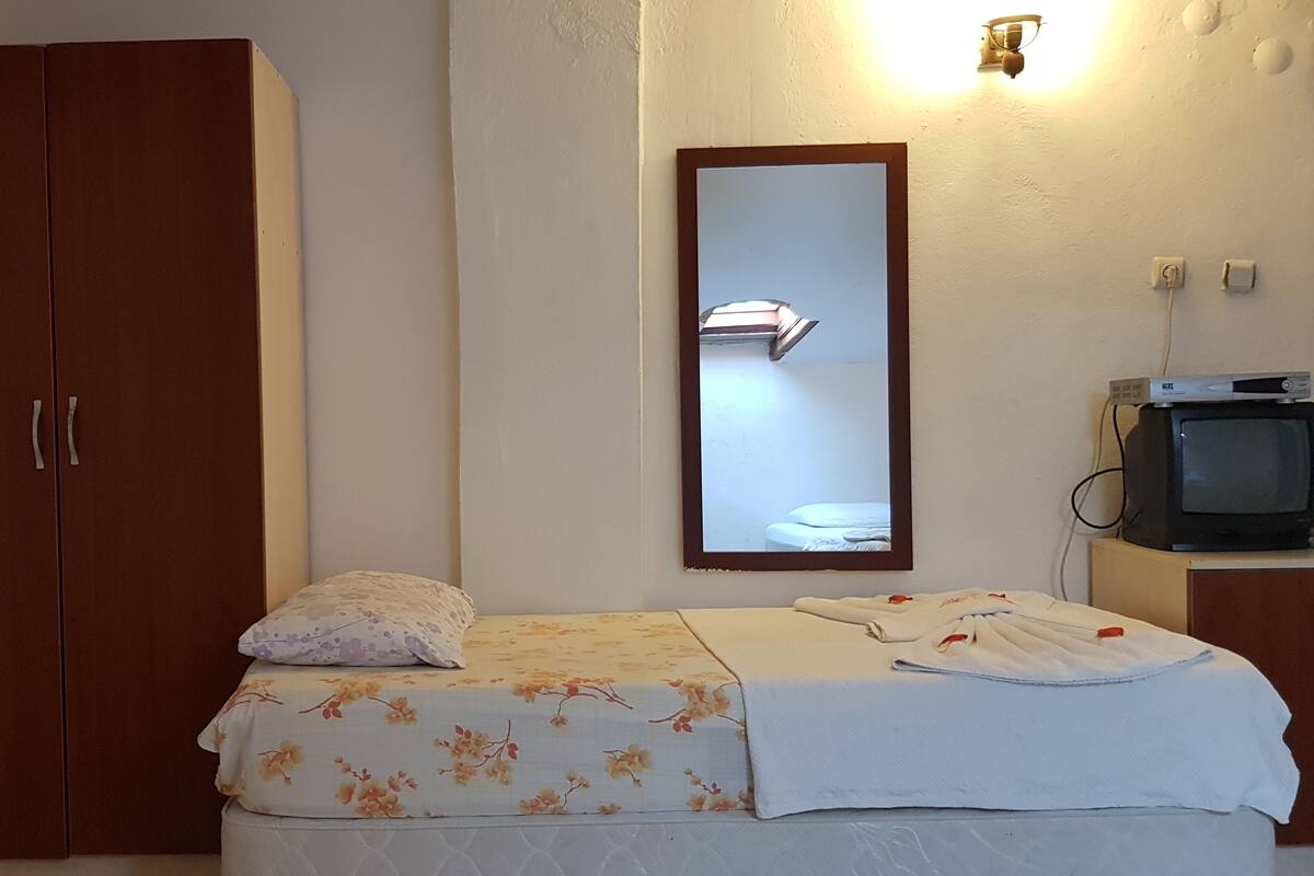 Single Room | WiFi (free), bed sheets
