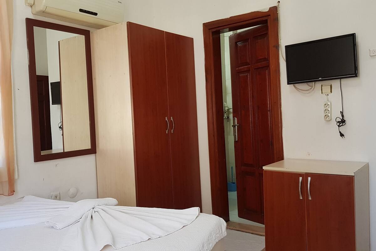 WiFi (free), bed sheets