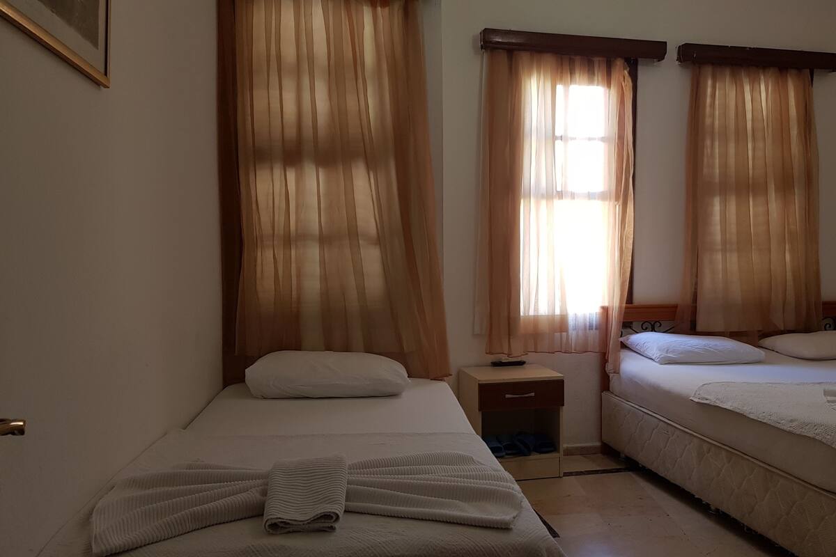 Triple Room | Free WiFi, bed sheets