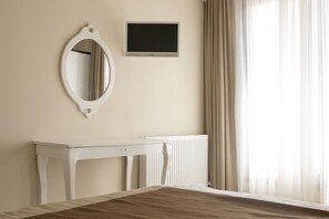 Appartamento | 1 camera, una cassaforte in camera, una scrivania, ferro/asse da stiro