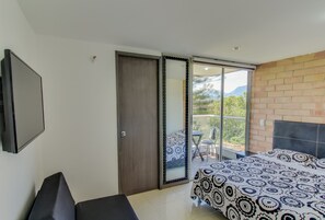 アパートメント 2 バスルーム | 1 室のベッドルーム、客室ごとに異なる装飾、デスク、アイロン / アイロン台