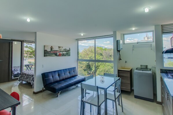 アパートメント 2 バスルーム | リビングルーム | 薄型テレビ