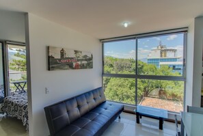 Apartment, 2 Bäder | Wohnzimmer | Flachbildfernseher