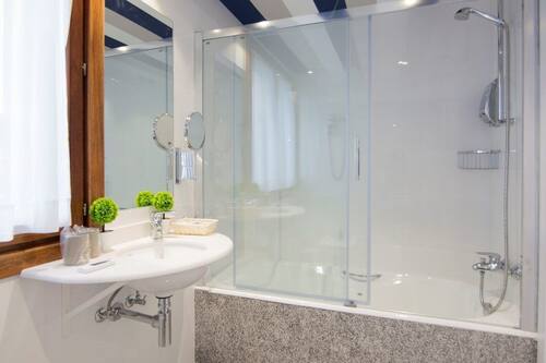 Baignoire relaxante profonde, douche à « effet pluie »